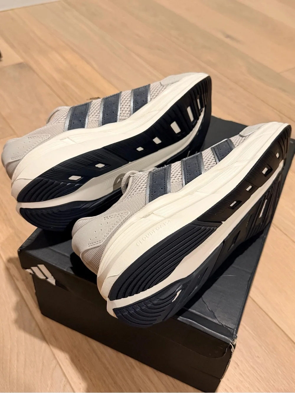 9.5M - Adidas Men’s Astrastar Light Gray Mesh Casual Sneakers with cloudfoam!!